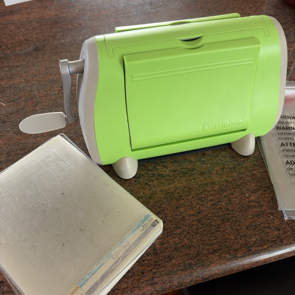Cuttlebug Provo Craft Die Cutting Embossing Machine w Plates + New B C Plates